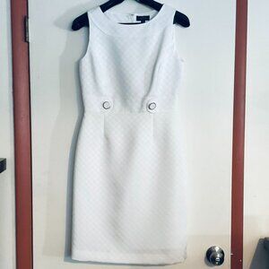 Tahari White Textured Sheath Dress w/ Gold Button Detail | Size 6